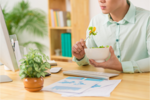 man eating in office